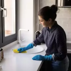 Cutie pentru îngrijirea casei+ CADOU: Un set pentru sufragerie!