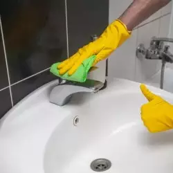 Cutie pentru îngrijirea casei+ CADOU: Un set pentru sufragerie!
